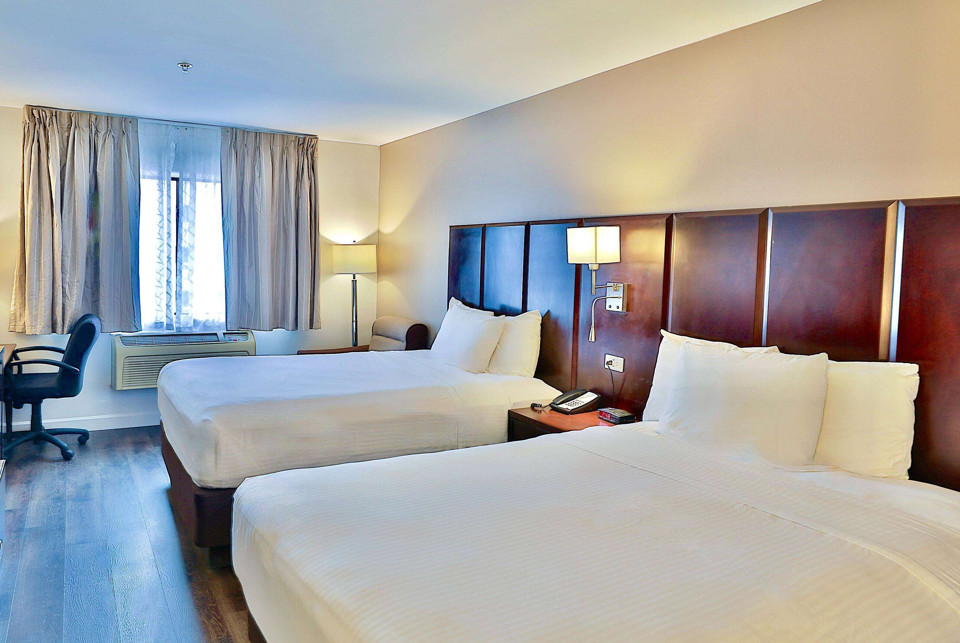 Escritorio, espacio para trabajar con laptop y cortinas blackout 