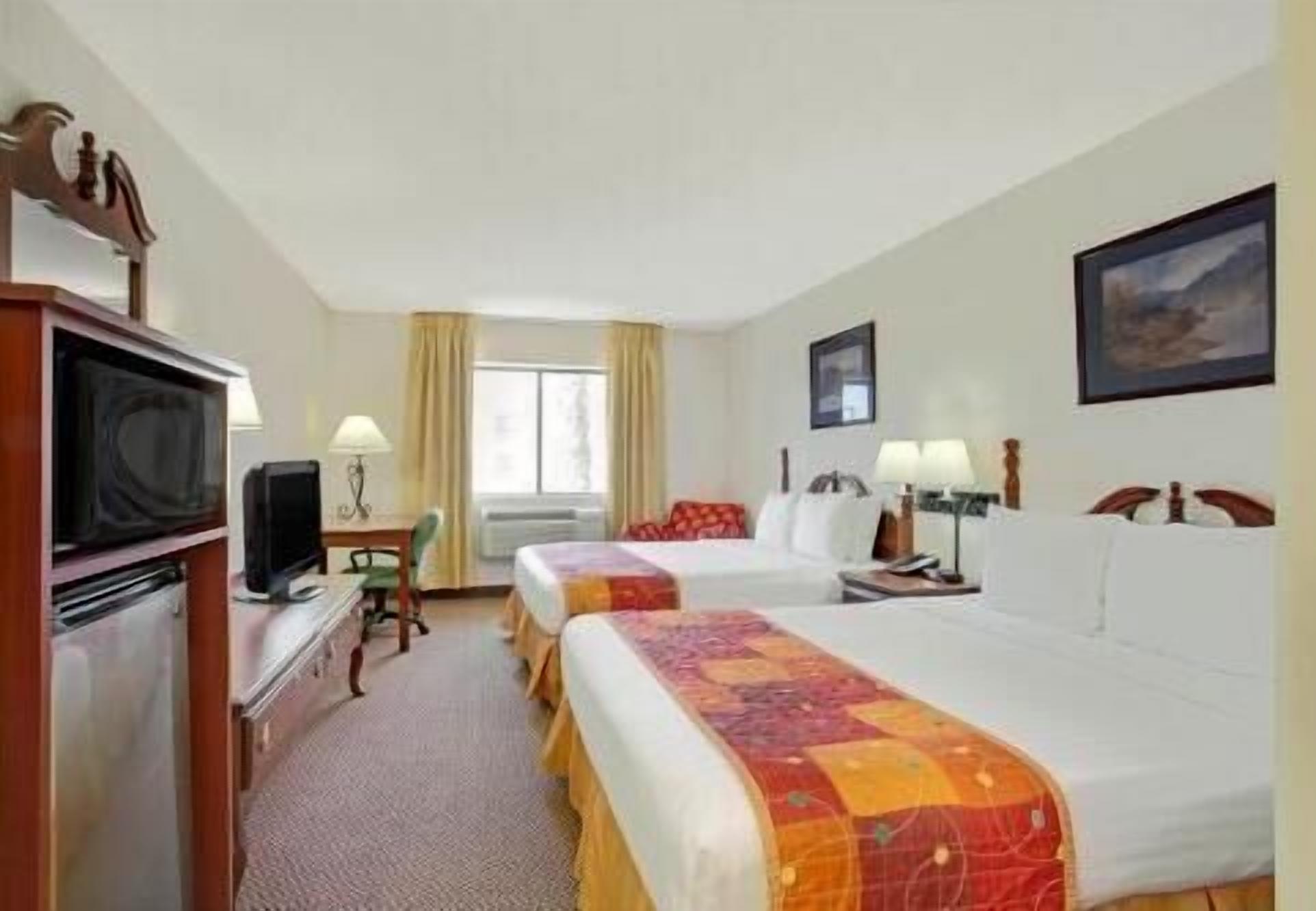 Työpöytä, kannettavalle tietokoneelle sopiva työtila, pimennysverhot