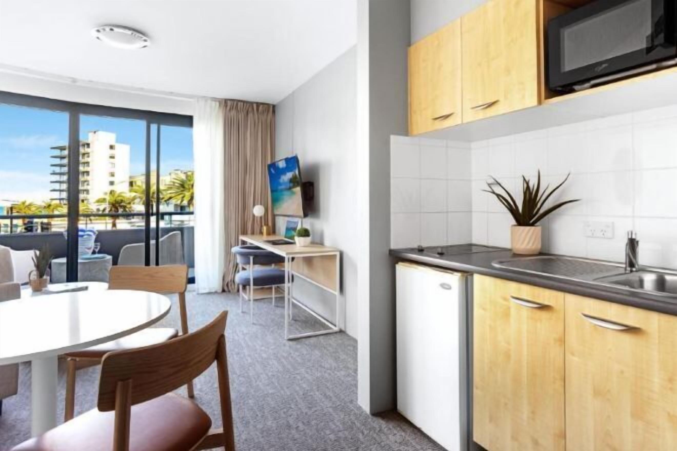 Private kitchen | Fridge, microwave, stovetop, coffee/tea maker