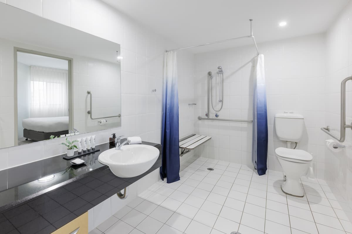 accessible studio apartment | bathroom | combined shower/bathtub, hair dryer, towels