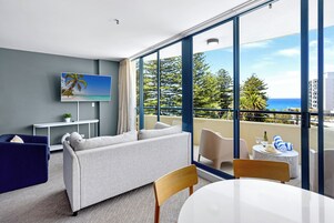 Muebles diferentes, escritorio y espacio para trabajar con laptop 