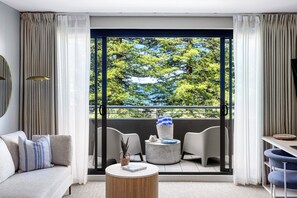 Muebles diferentes, escritorio y espacio para trabajar con laptop 