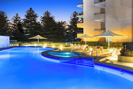 Una piscina al aire libre. Quest Cronulla Beach