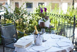 Breakfast, lunch, dinner served; Italian cuisine 