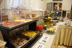 Frokostbuffé hver dag (EUR 10 per person)