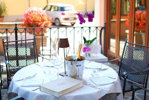 Breakfast, lunch, dinner served; Italian cuisine