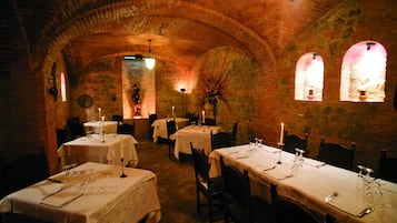 Serveert ontbijt, lunch, diner, Italiaanse gerechten