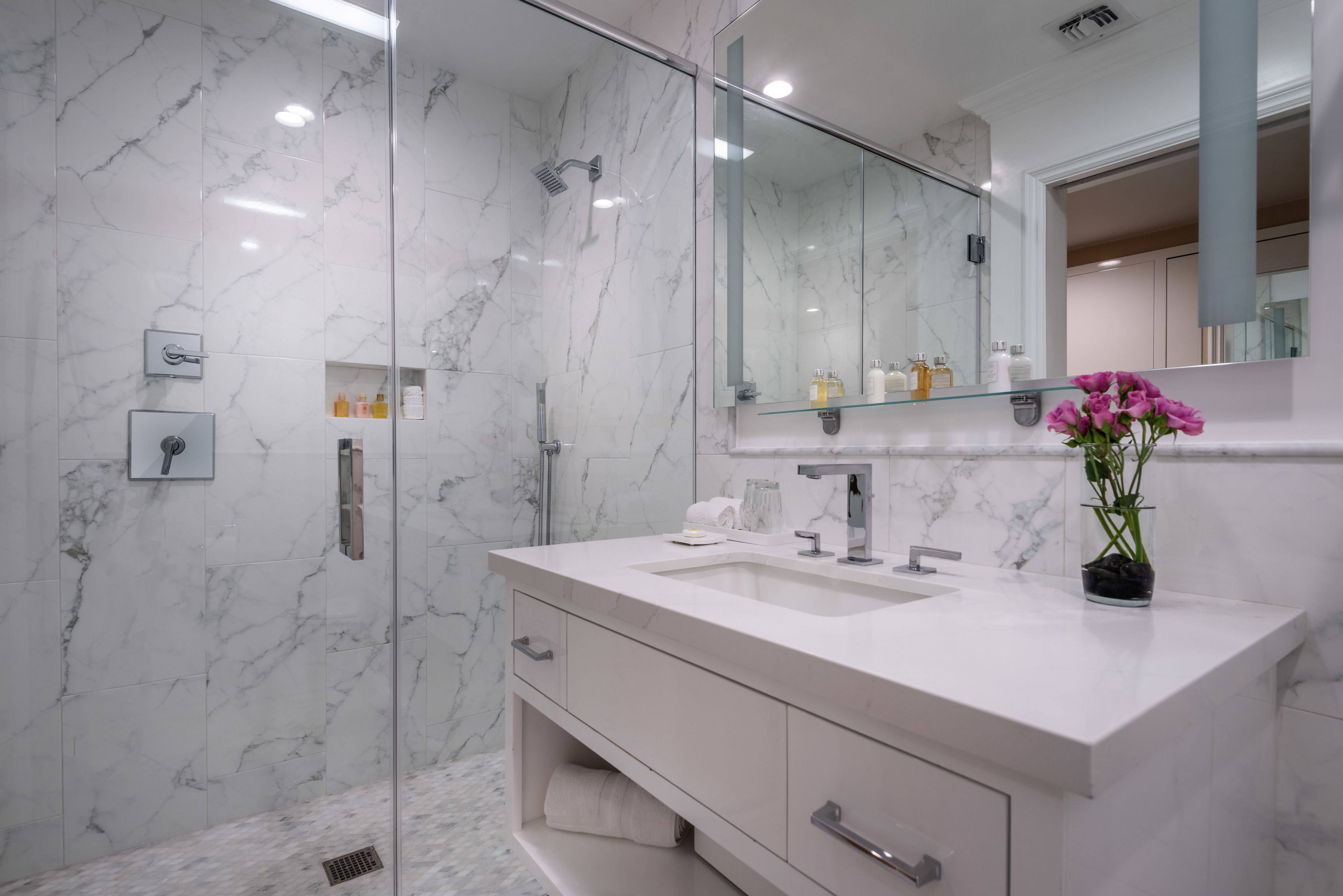 executive suite, 1 queen bed (staircase accessible only) | bathroom | free toiletries, hair dryer, bathrobes, slippers