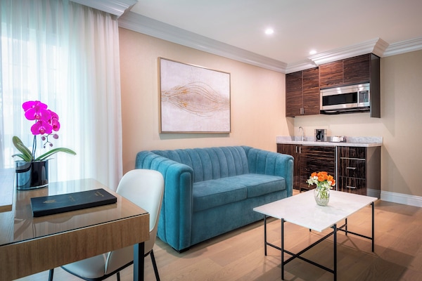 Suite ejecutiva, 1 cama Queen size (Staircase Accessible Only) | Área de sala de estar | Smart TV de 49 pulgadas con canales por cable y televisión