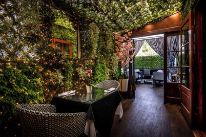 Beverly Hills Plaza Hotel & Spa