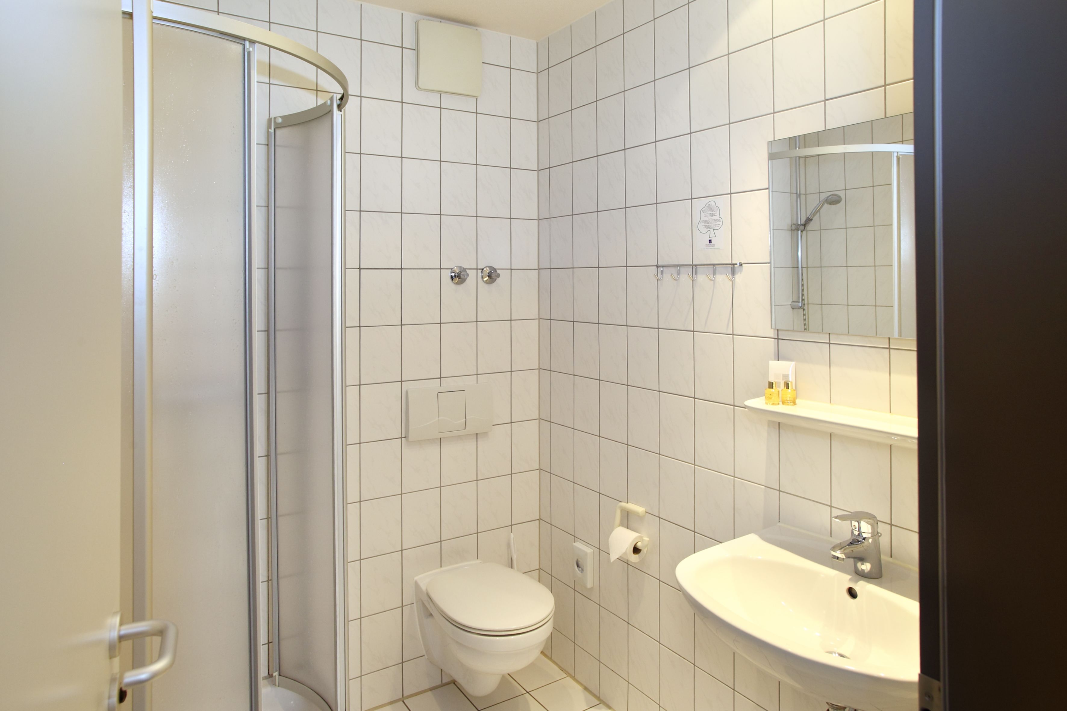 Ein Badezimmer mit Toilette, Waschbecken und Dusche.