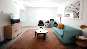 Suite, 1 King Bed with Sofa bed | Iron/ironing board, travel crib, WiFi, individually furnished