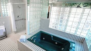 Superior Studio, 1 Queen Bed, Mobility Accessible | Bathroom