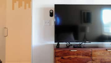 Standard Studio Suite, 1 Queen Bed | Iron/ironing board, travel crib, WiFi, individually furnished
