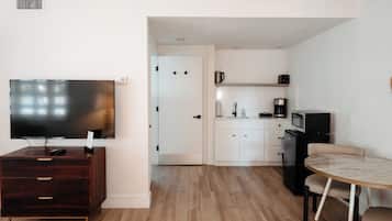 Superior Studio, 1 Queen Bed, Mobility Accessible | Iron/ironing board, travel cot, WiFi, individually furnished
