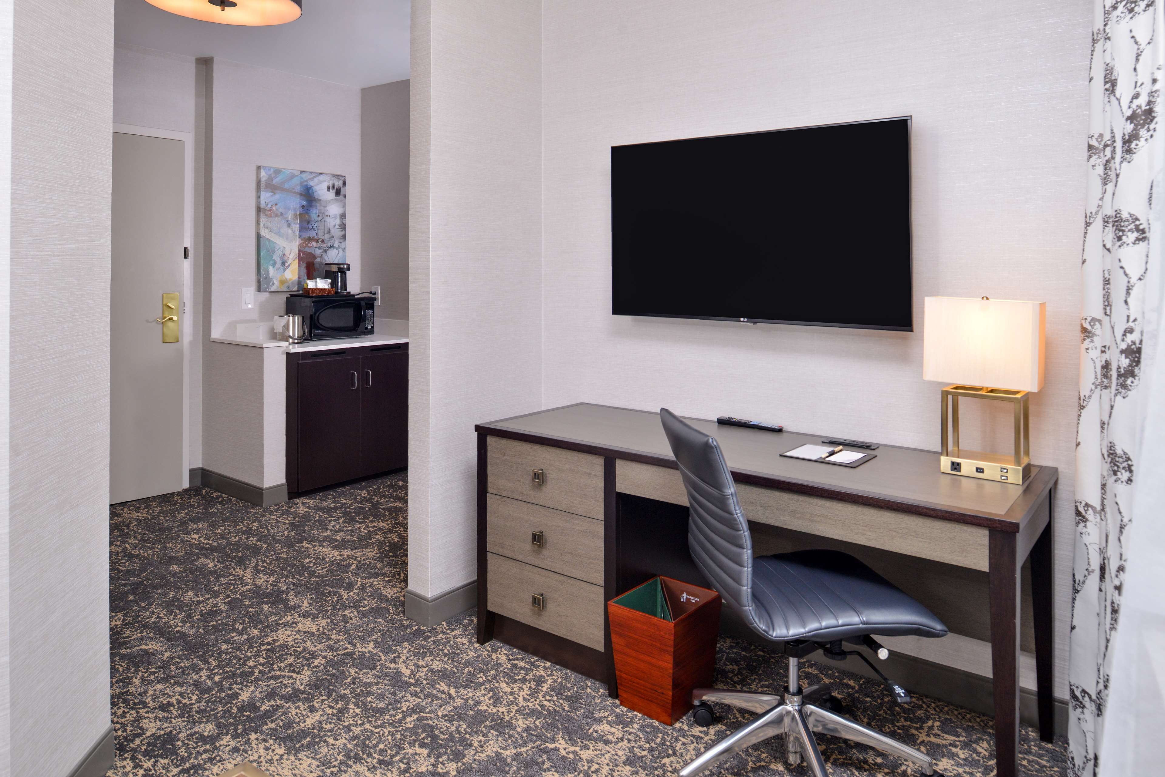 studio suite, 1 king bed | in-room safe, desk, laptop workspace, blackout curtains