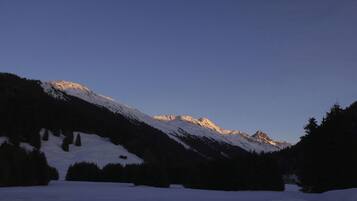 Ein verschneites Gebirge mit blauem Himmel.