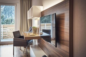 Comfort appartement, 1 slaapkamer | Woonruimte | Een 42-inch flatscreentelevisie met kabelzenders en televisie