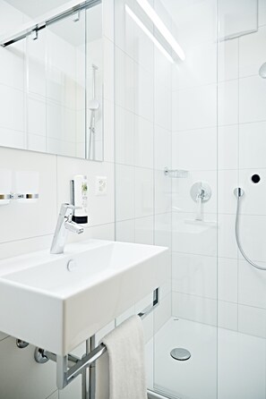 Deep soaking tub, free toiletries, hair dryer, towels