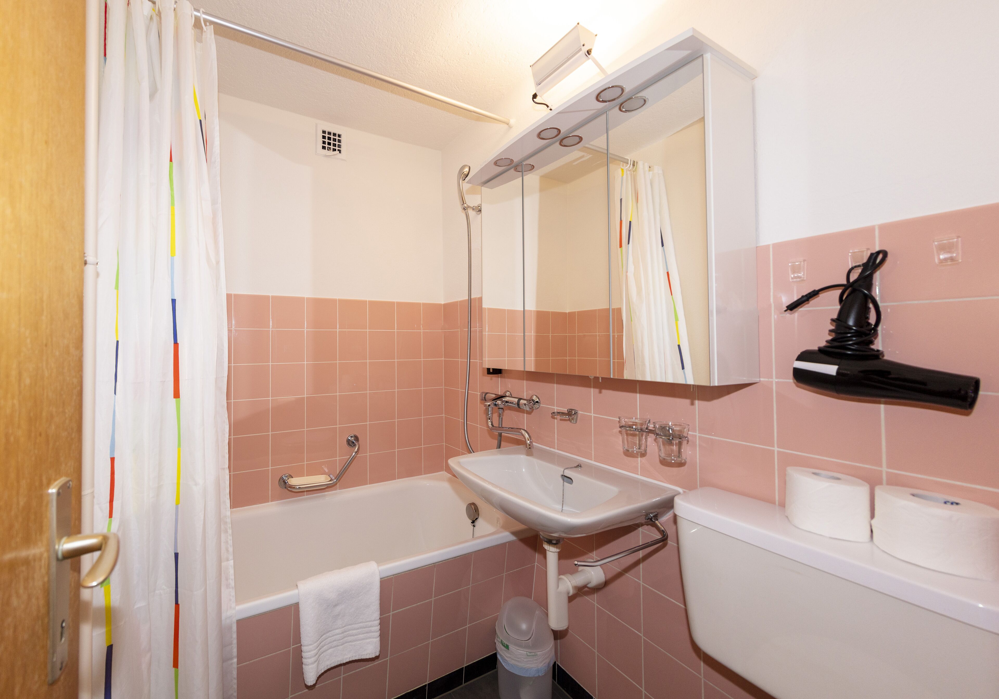 Ein Badezimmer mit Badewanne, Waschbecken und Toilette.