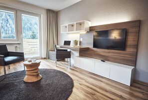 Apartamento Confort, 1 habitación | Zona de estar | Televisión de pantalla plana de 42 pulgadas con canales por cable