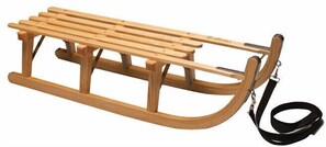 Un trineo de madera con arnés negro.