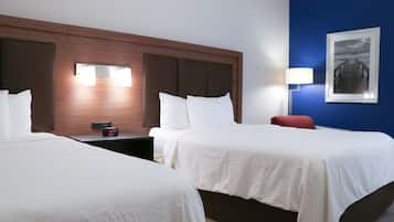 1 dormitorio, ropa de cama de alta calidad, escritorio y cortinas opacas