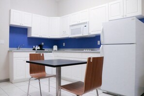 Suite, 2 grands lits, non-fumeur (One-Bedroom) | Cuisine privée | Four à micro-ondes, cafetière-théière