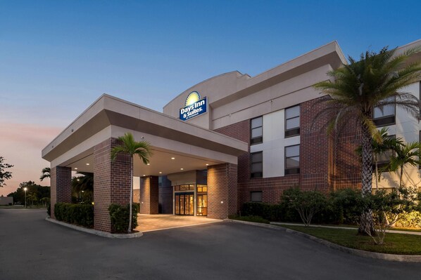 Edificio de Days Inn & Suites con diseño moderno, destacando una entrada prominente y fachada bien iluminada.
