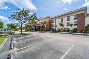 Exterior - Days Inn & Suites by Wyndham Fort Myers Near JetBlue Park (Fort Myers)