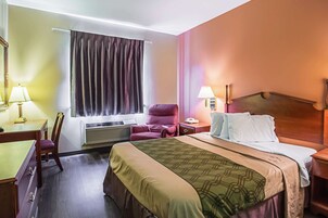 Escritorio, tabla de planchar con plancha, wifi gratis y ropa de cama 