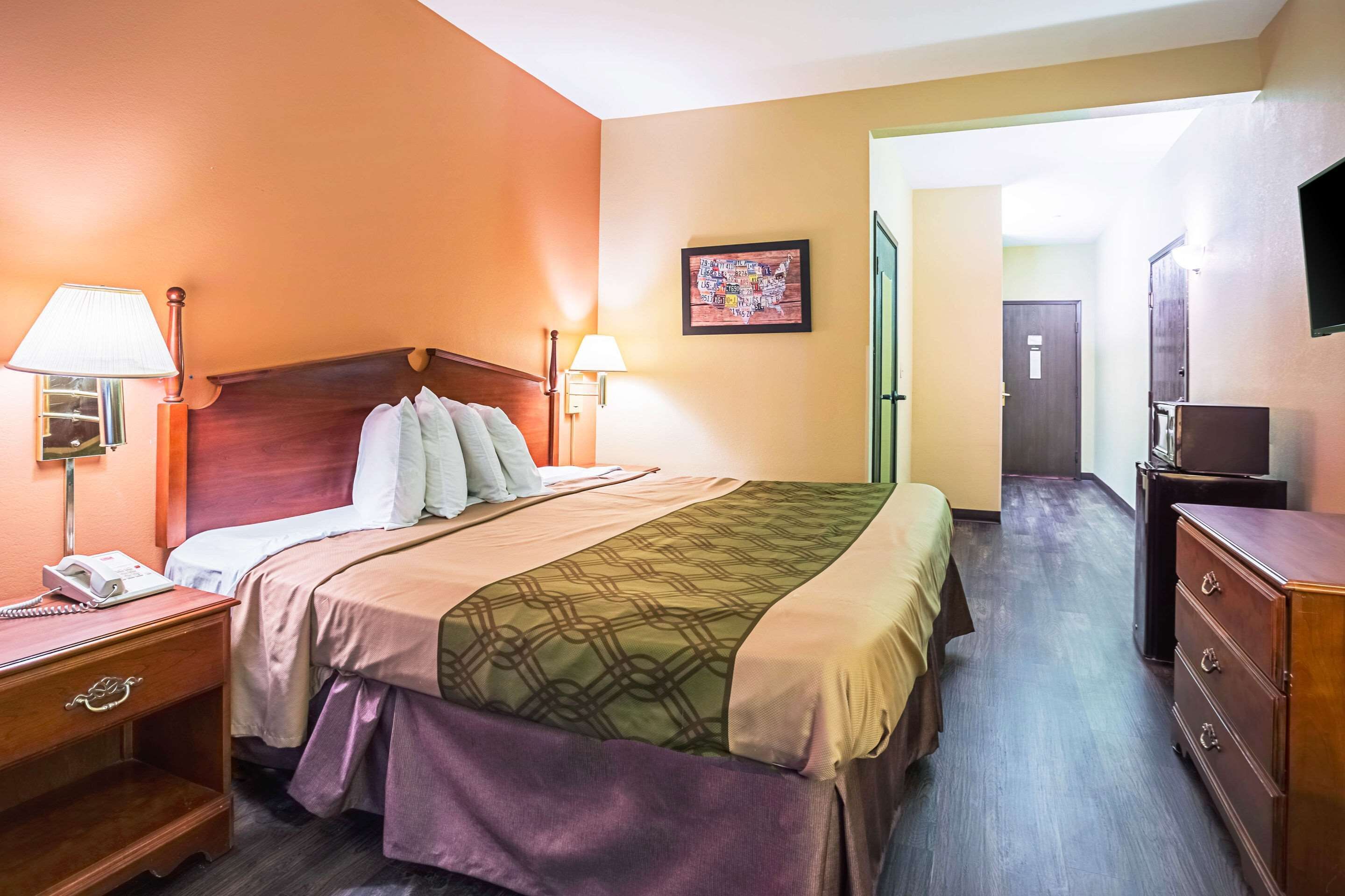 Standard Room, 1 Queen Bed, Non Smoking | Desk, iron/ironing board, free WiFi, bed sheets