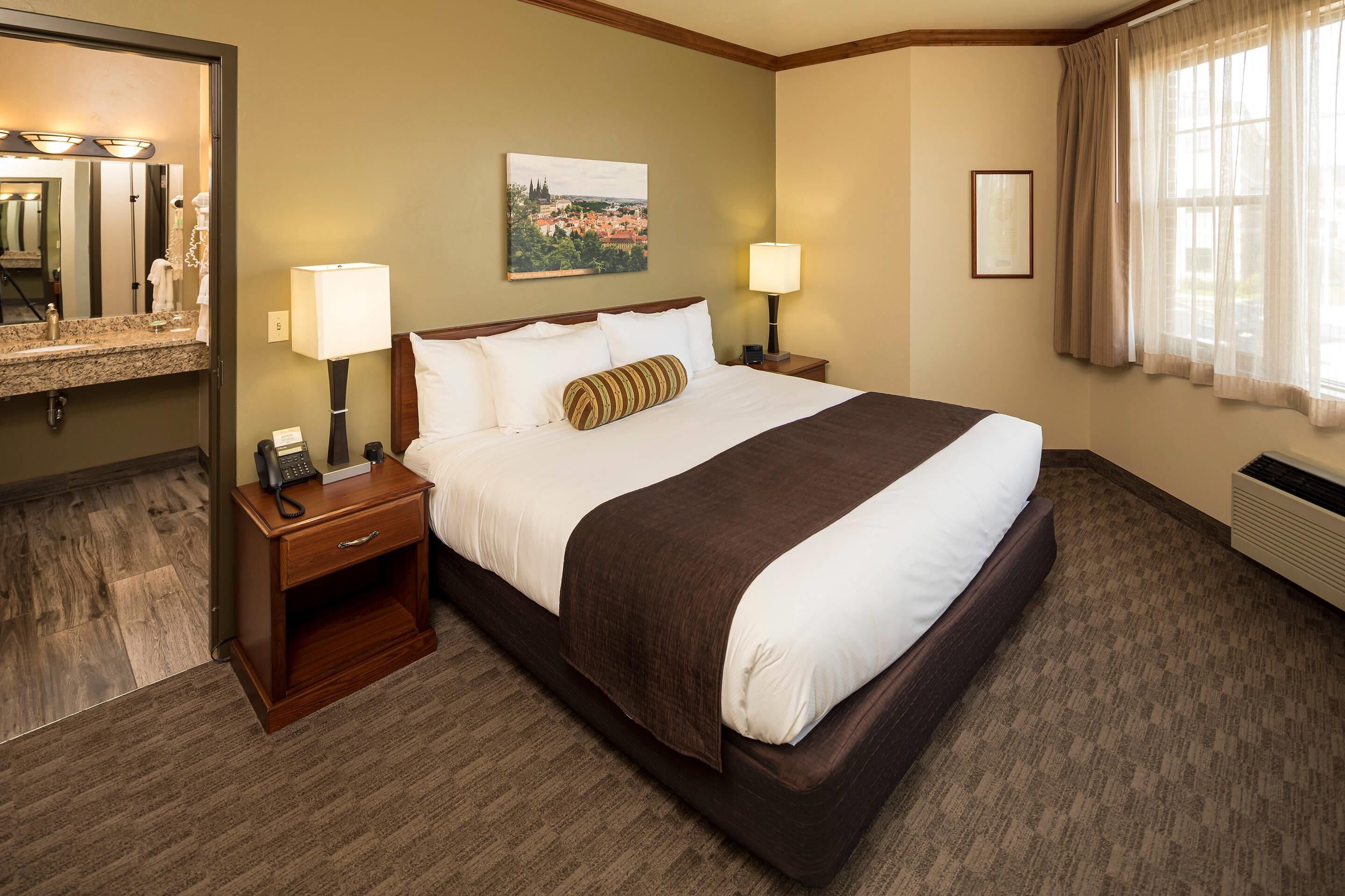 Suite, 1 King Bed, Non Smoking (Upgrade) | In-room safe, desk, blackout drapes, iron/ironing board