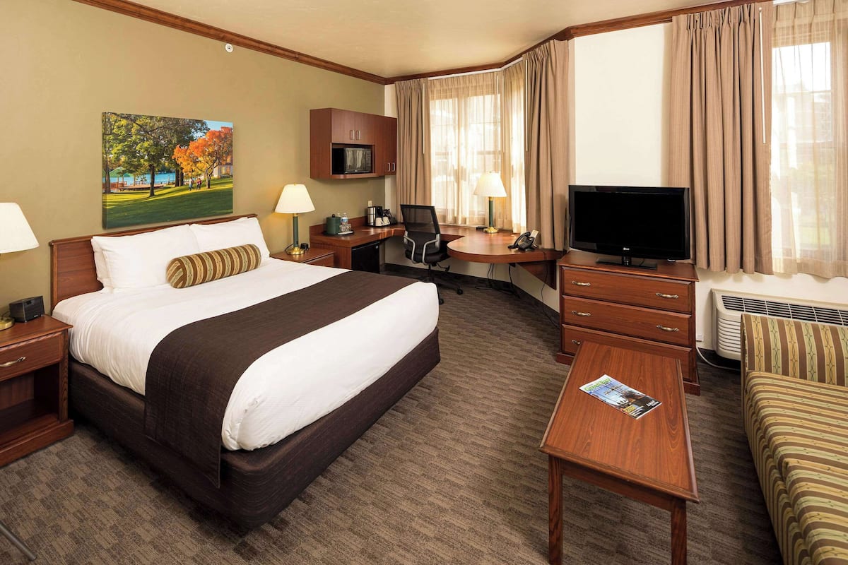 Suite, Non Smoking | In-room safe, desk, blackout curtains, iron/ironing board