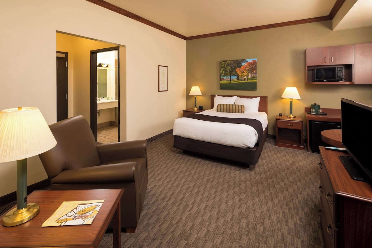 Suite, 1 Queen Bed, Non Smoking | In-room safe, desk, blackout curtains, iron/ironing board