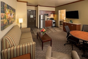 Suite, 1 King Bed, Non Smoking (Upgrade) | In-room safe, desk, blackout drapes, iron/ironing board - Kress Inn, an Ascend Collection Hotel (De Pere)
