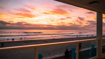 Deluxe Room, 1 King Bed, Ocean View | Beach/ocean view