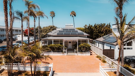 Exterior. Del Mar Beach Hotel