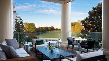 3 bars/lounges, lobby lounge