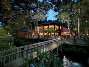 9 restaurants; breakfast, lunch and dinner served