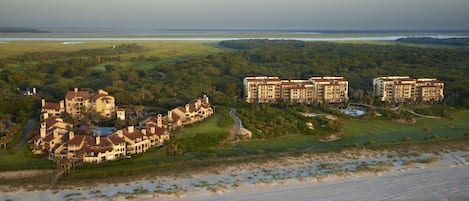 Een kustresort met meerdere gebouwen, een golfbaan en directe toegang tot het strand.