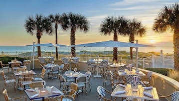 9 restaurants, serveren ontbijt, lunch, diner, pizzagerechten