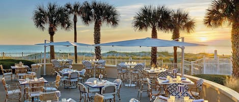 9 restaurants, breakfast, lunch, dinner served; pizza