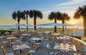 9 restaurants; breakfast, lunch and dinner served