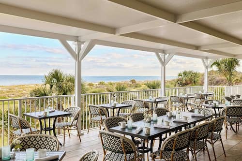 9 restaurants, breakfast, lunch, dinner served; pizza