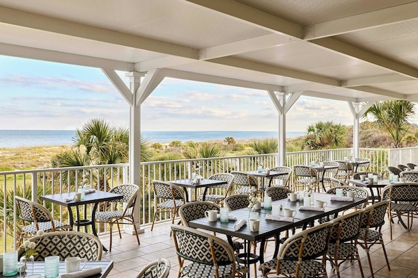 9 restaurants, breakfast, lunch, dinner served; pizza