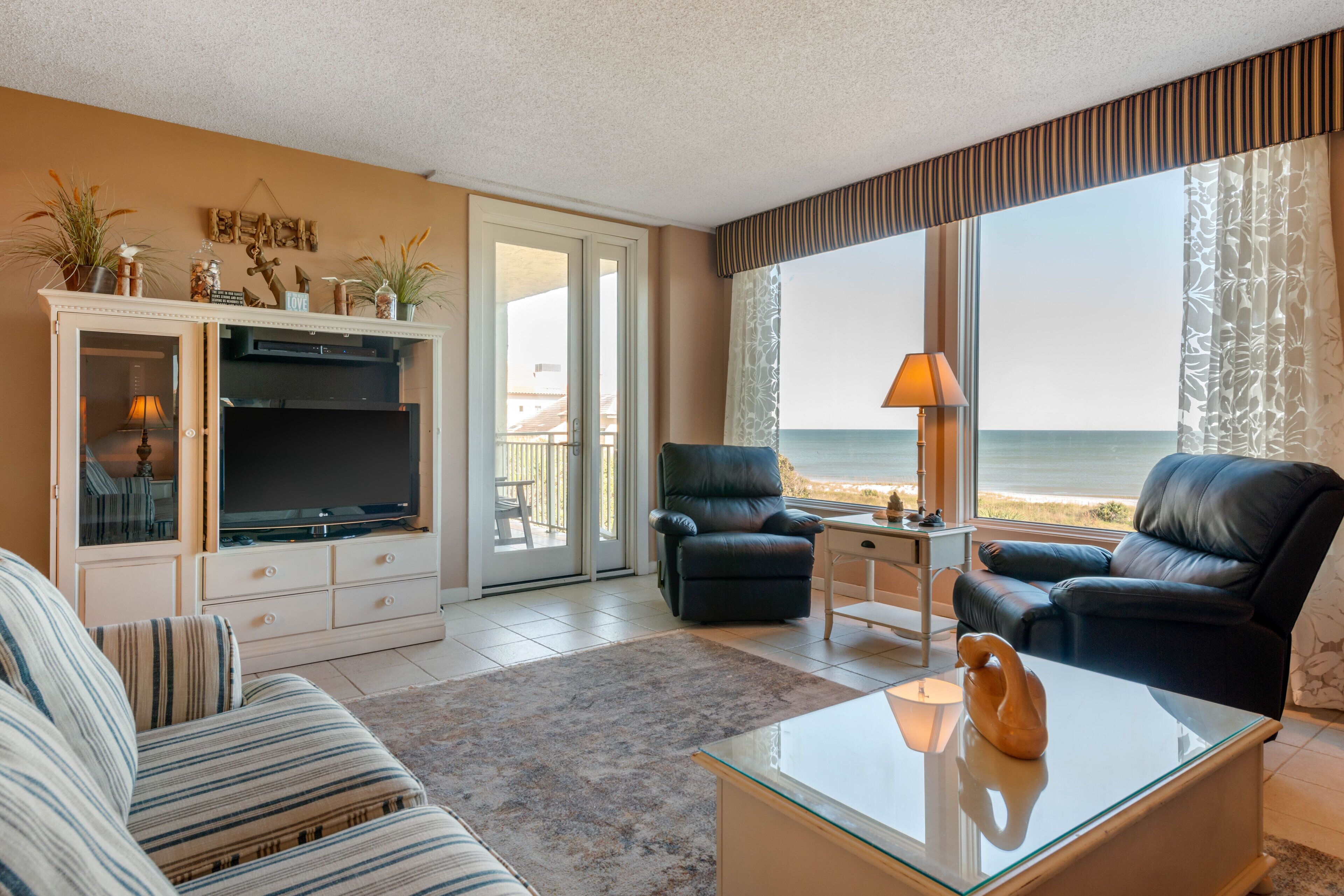 Ropa de cama de alta calidad y caja de seguridad en la habitación 