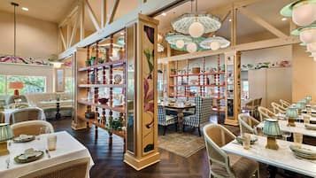 9 restaurants; breakfast, lunch, and dinner served