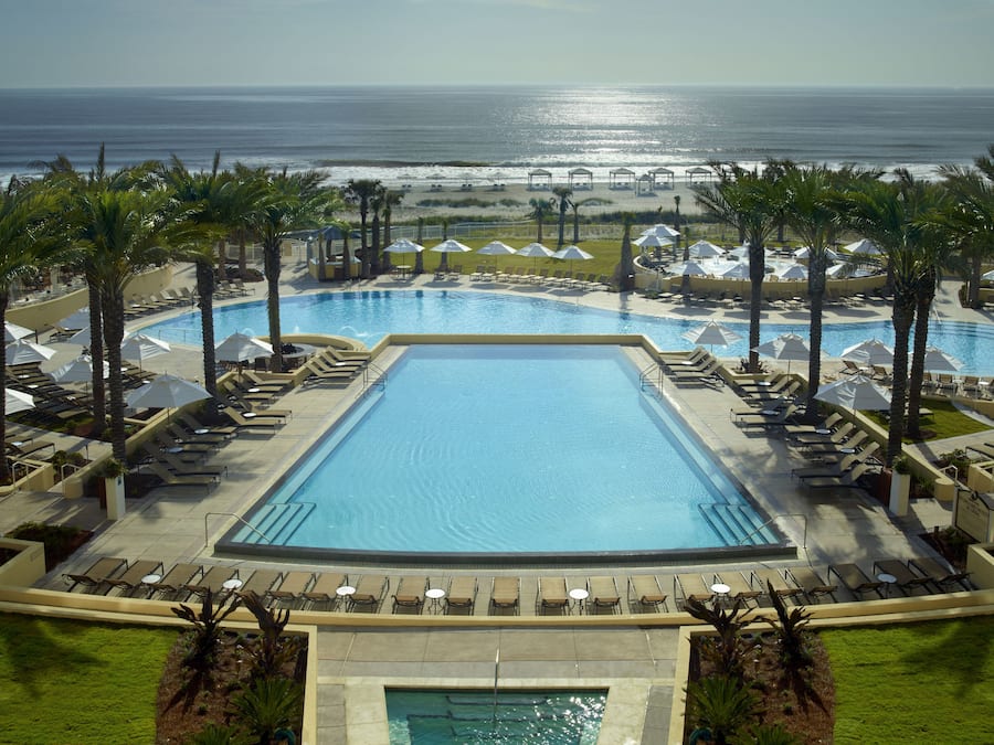 Una piscina techada, 2 piscinas al aire libre, sombrillas