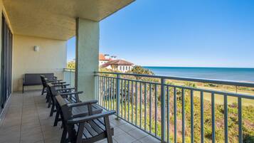 Hochwertige Bettwaren, Zimmersafe, individuell dekoriert